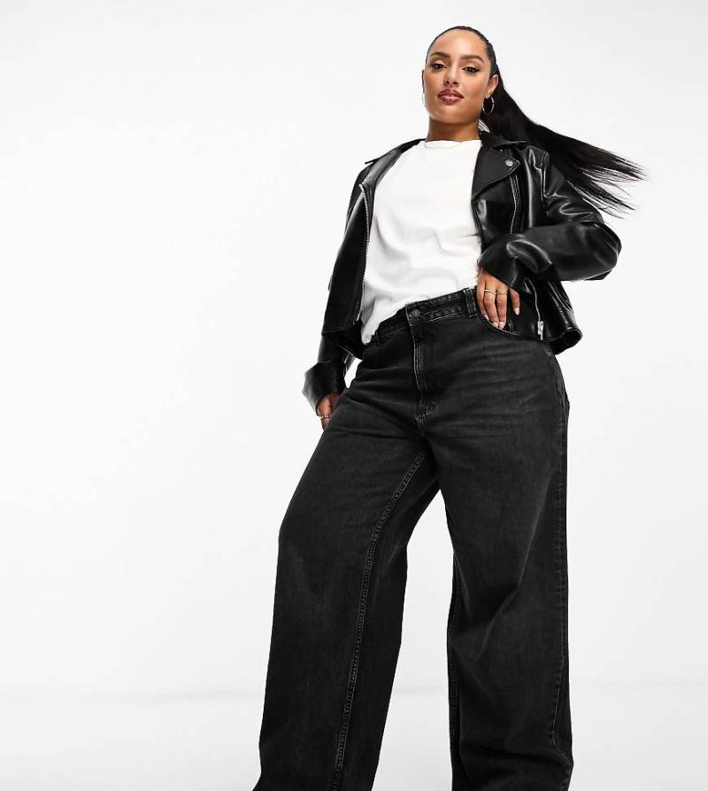 ASOS DESIGN Curve - Weite Dad-Jeans in verwaschenem Schwarz von ASOS Curve