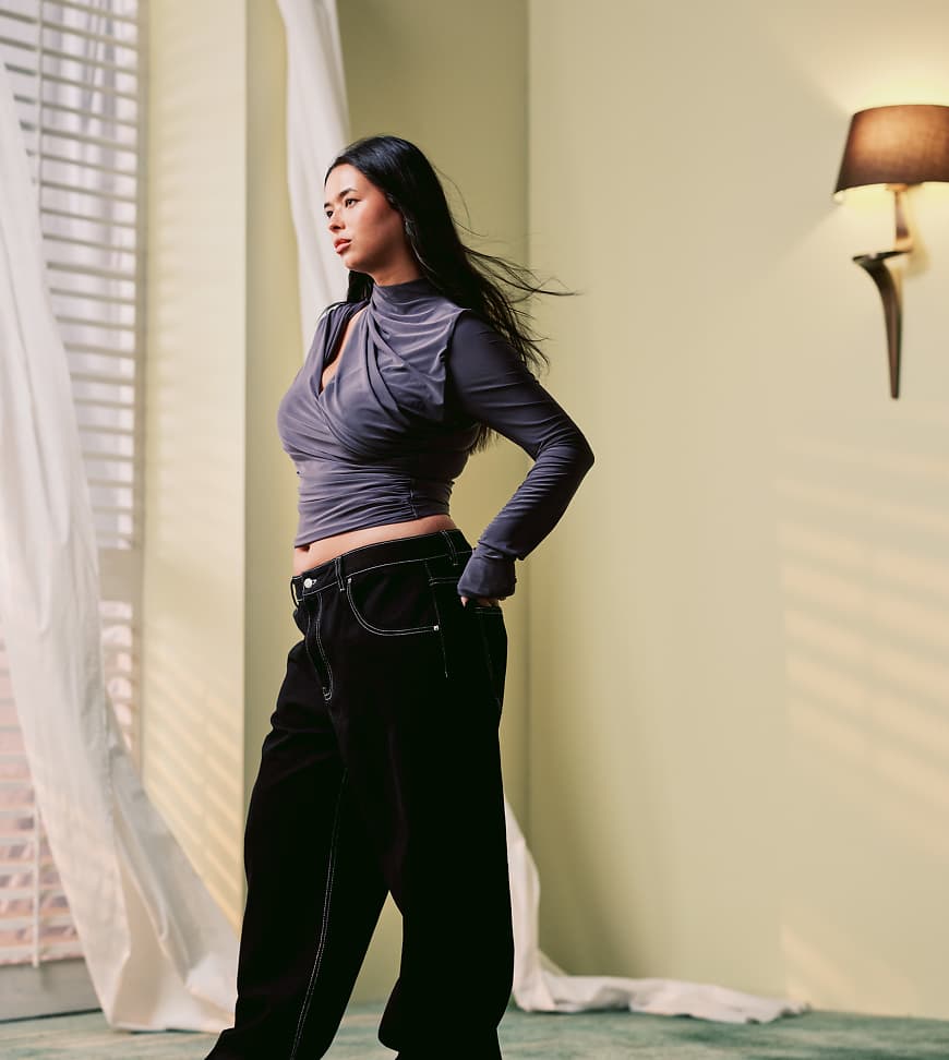 ASOS DESIGN Curve - Weite Jeans in Schwarz mit abgesetzten Ziernähten und niedrigem Bund von ASOS Curve