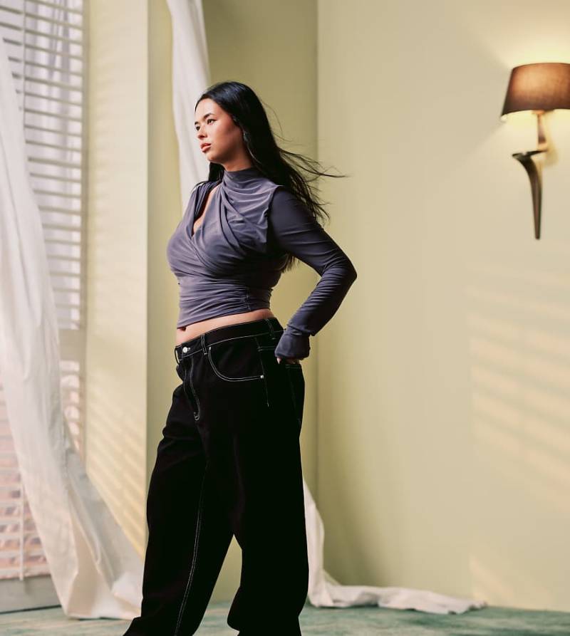 ASOS DESIGN Curve - Weite Jeans in Schwarz mit abgesetzten Ziernähten und niedrigem Bund von ASOS Curve