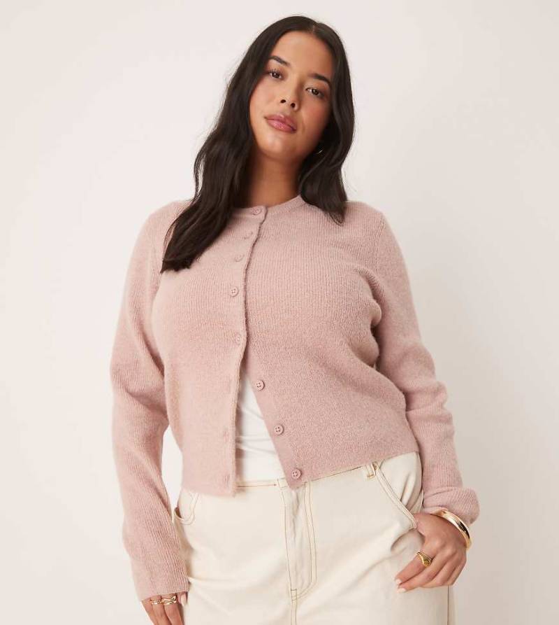 ASOS DESIGN Curve - Knapp geschnittene Strickjacke in Hellrosa mit Rundhalsausschnitt von ASOS Curve