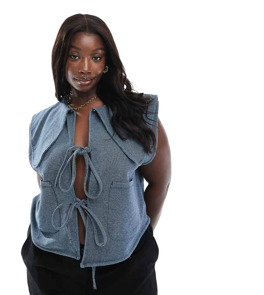 ASOS DESIGN Curve - Weste im Denim-Look mit Bubikragen und gebundener Vorderseite-Blau von ASOS Curve