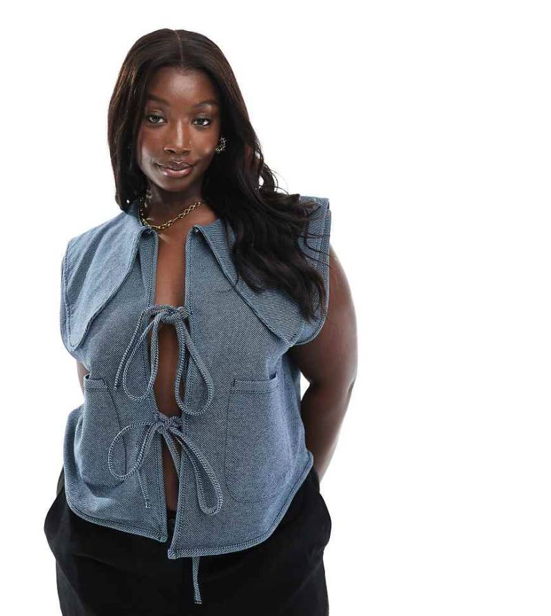 ASOS DESIGN Curve - Weste im Denim-Look mit Bubikragen und gebundener Vorderseite-Blau von ASOS Curve