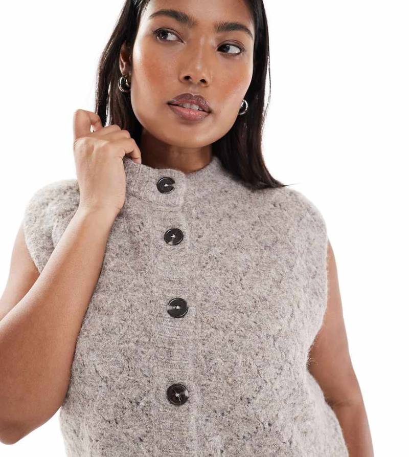 ASOS DESIGN Curve - Weste in Pilzbraun mit durchgehender Knopfleiste und strukturierten Maschen-Neutral von ASOS Curve