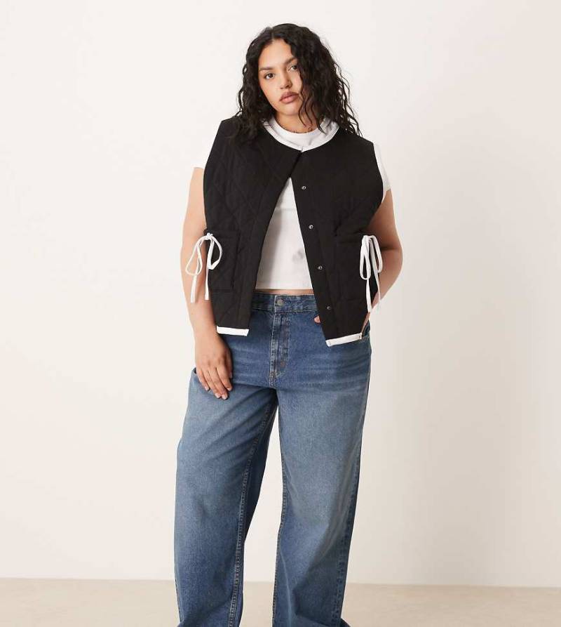 ASOS DESIGN Curve - Weste in Schwarz mit gestepptem Kontrastband und Tasche mit Schleife von ASOS Curve