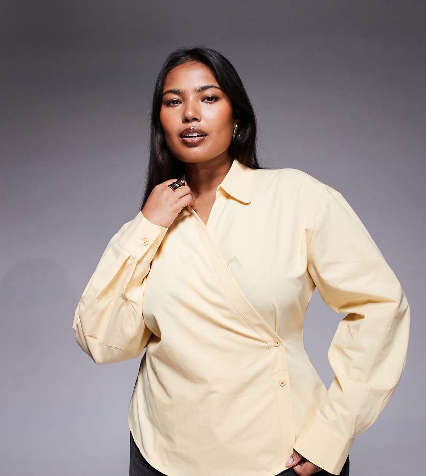 ASOS DESIGN Curve - Wickelhemd in Buttermilchgelb mit Cocoon-Ärmeln ASOS DESIGN Curve - Wickelhemd in Buttermilchgelb mit Cocoon-Ärmeln von ASOS Curve