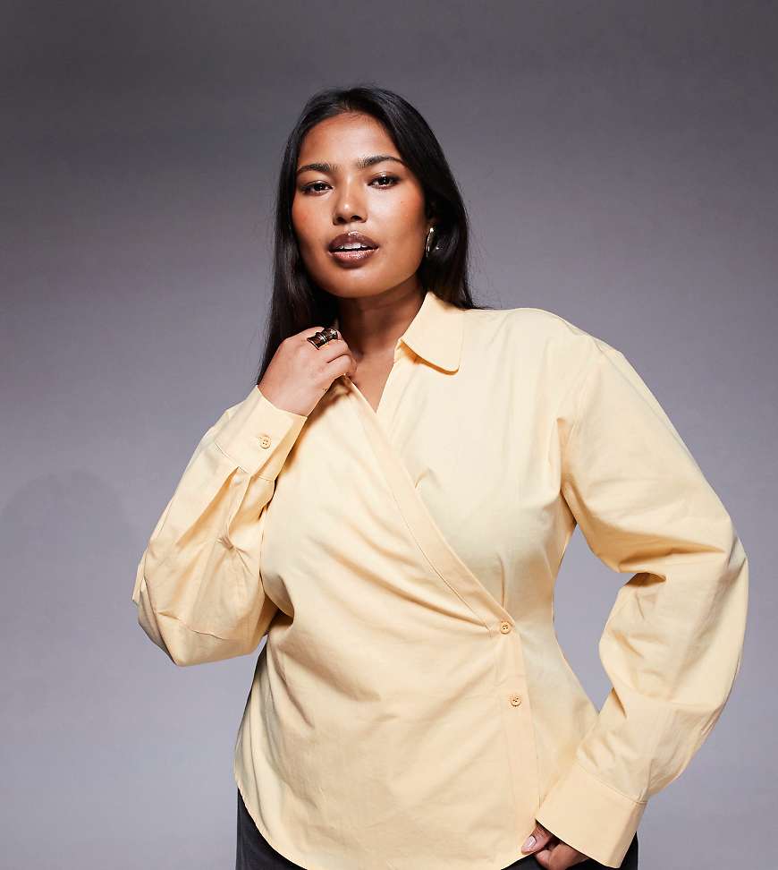 ASOS DESIGN Curve - Wickelhemd in Buttermilchgelb mit Cocoon-Ärmeln ASOS DESIGN Curve - Wickelhemd in Buttermilchgelb mit Cocoon-Ärmeln von ASOS Curve