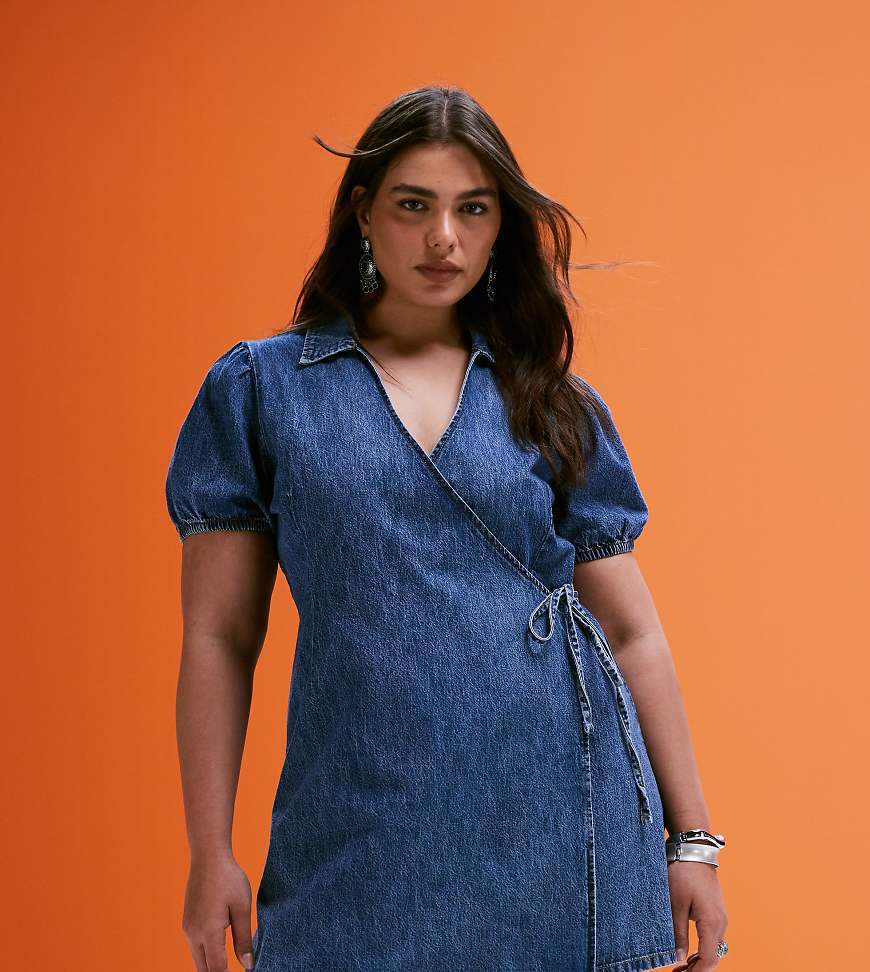 ASOS DESIGN Curve - Wickelkleid in Blau aus weichem Denim mit mittlerer Waschung ASOS DESIGN Curve - Wickelkleid in Blau aus weichem Denim mit mittlerer Waschung von ASOS Curve