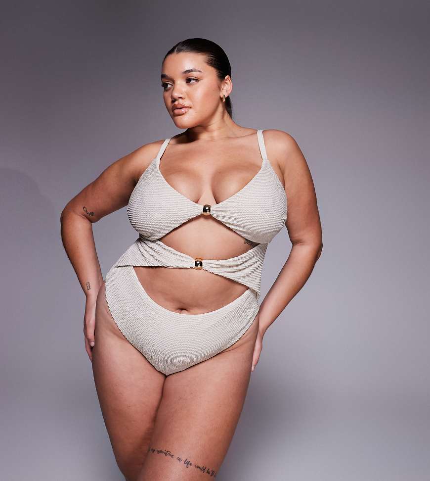 ASOS DESIGN Curve - Winter - Badeanzug in Metallic-Cremeweiß mit Knitteroptik, Cut-out und Metallverzierung-Neutral von ASOS Curve