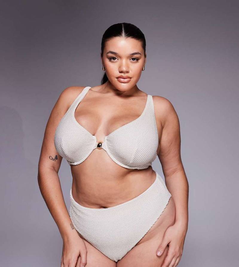 ASOS DESIGN Curve - Winter Marina del Rey - Bikinioberteil in Metallic-Cremeweiß mit Bügel, hohem Trägeransatz, Knitteroptik und Metallverzierung-Neutral von ASOS Curve
