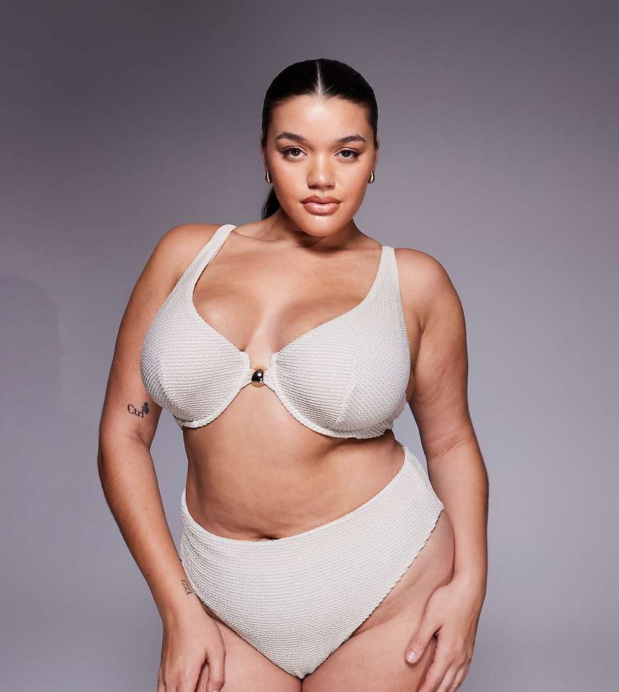ASOS DESIGN Curve - Winter Marina del Rey - Bikinioberteil in Metallic-Cremeweiß mit Bügel, hohem Trägeransatz, Knitteroptik und Metallverzierung-Neutral ASOS DESIGN Curve - Winter Marina del Rey - Bikinioberteil in Metallic-Cremeweiß mit Bügel, hohem Trägeransatz, Knitteroptik und Metallverzierung-Neutral von ASOS Curve