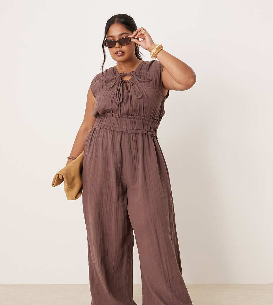 ASOS DESIGN Curve - Zweilagiger Jumpsuit in Schokobraun mit geraffter Brustpartie von ASOS Curve