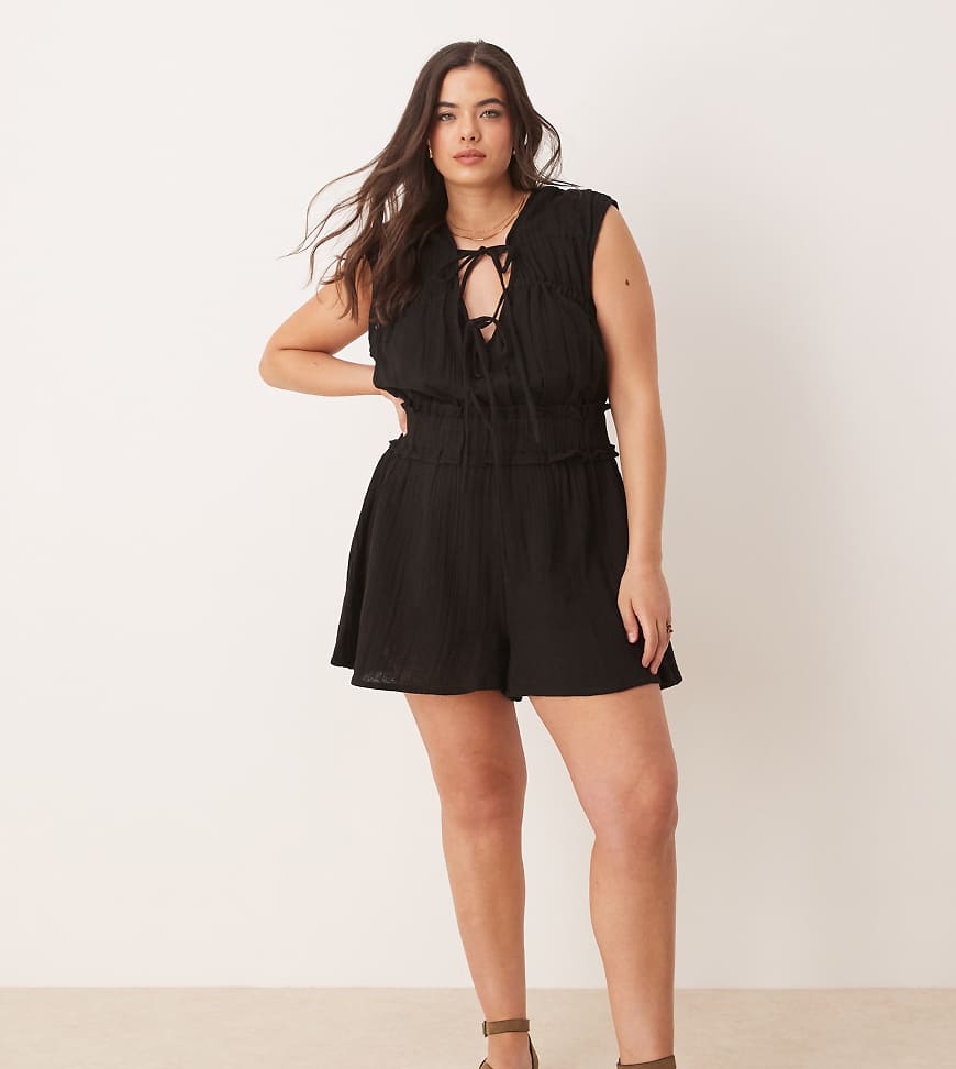 ASOS DESIGN Curve - Zweilagiger Playsuit in Schwarz mit geraffter Brustpartie ASOS DESIGN Curve - Zweilagiger Playsuit in Schwarz mit geraffter Brustpartie von ASOS Curve