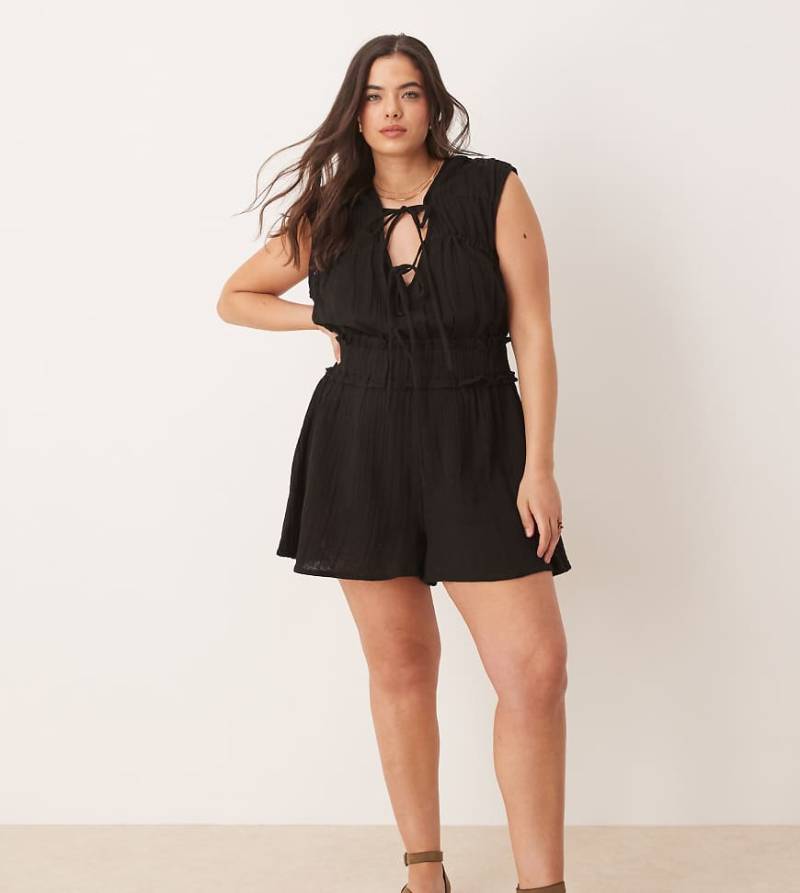 ASOS DESIGN Curve - Zweilagiger Playsuit in Schwarz mit geraffter Brustpartie ASOS DESIGN Curve - Zweilagiger Playsuit in Schwarz mit geraffter Brustpartie von ASOS Curve