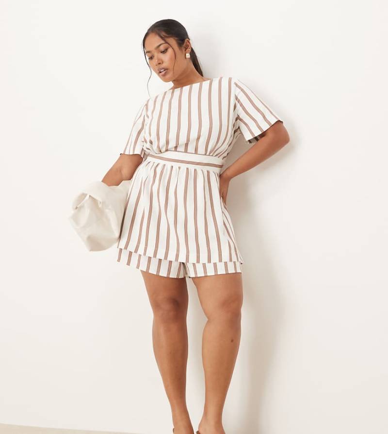 ASOS DESIGN Curve - Zweilagiger Playsuit in gestreiftem Naturton mit gebundener Rückseite-Bunt von ASOS Curve