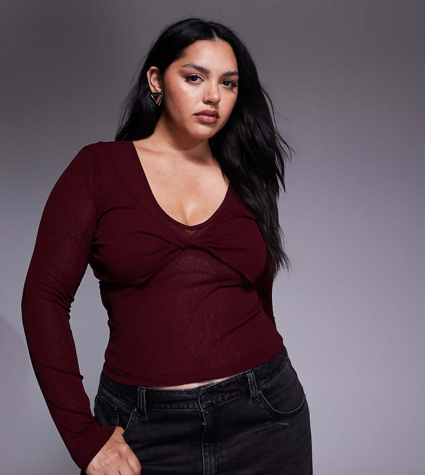 ASOS DESIGN Curve - Zweilagiges, langärmliges Oberteil in dunklem Beerenrot mit verdrehter Brustpartie von ASOS Curve