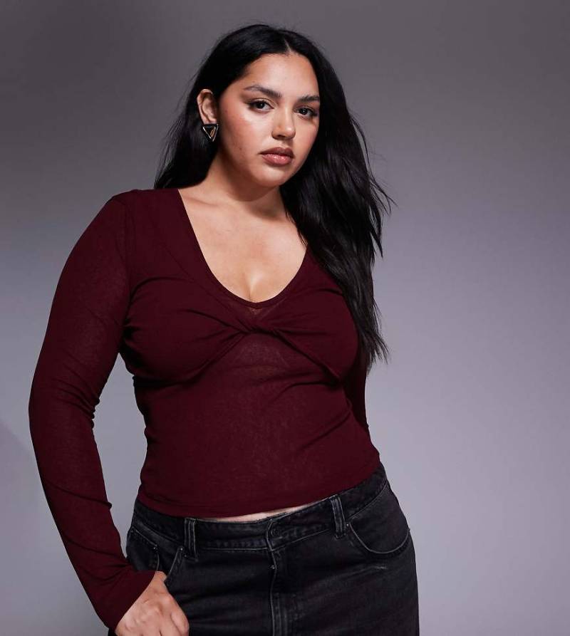 ASOS DESIGN Curve - Zweilagiges, langärmliges Oberteil in dunklem Beerenrot mit verdrehter Brustpartie von ASOS Curve