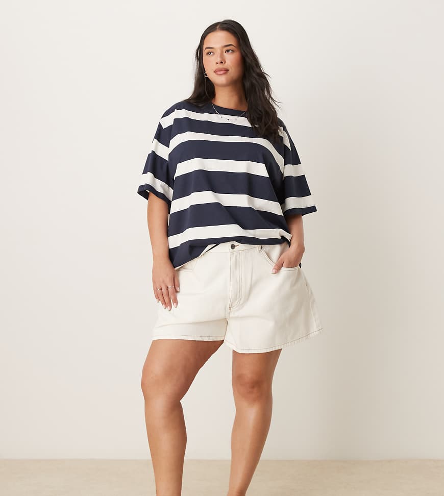ASOS DESIGN - Längere A-Linien-Jeansshorts in Ecru-Weiß ASOS DESIGN - Längere A-Linien-Jeansshorts in Ecru-Weiß von ASOS Curve