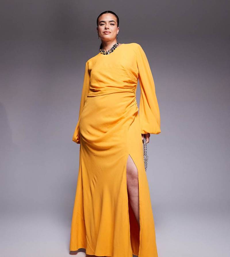 ASOS DESIGN - Langärmeliges, drapiertes, strukturiertes Maxikleid in Orange mit Schlitz von ASOS Curve