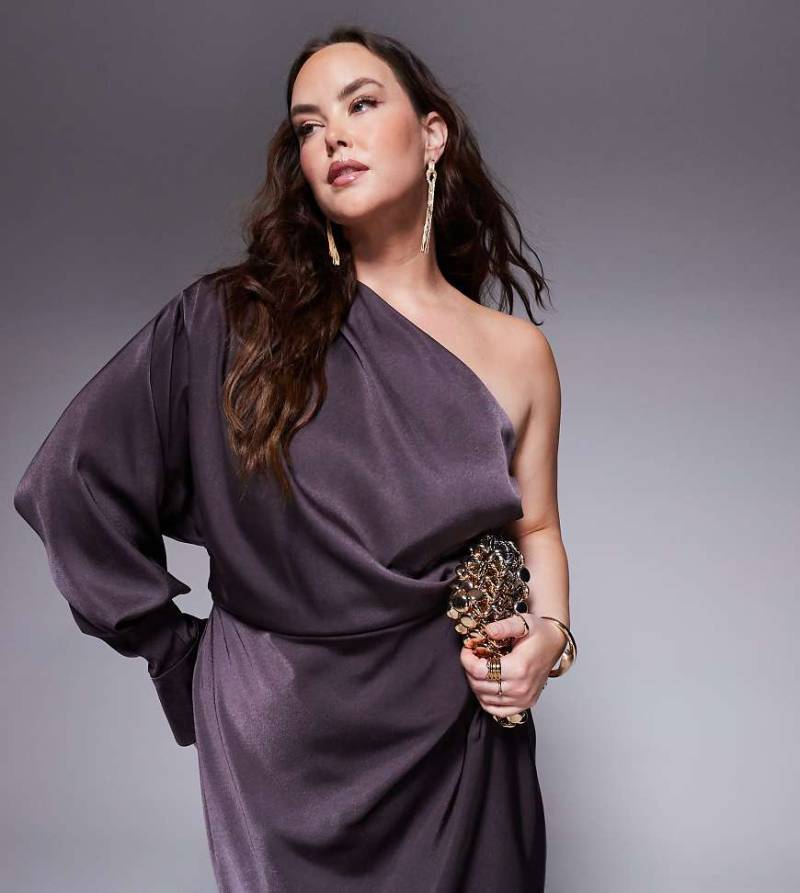 ASOS DESIGN - Maxikleid in Schokobraun mit One-Shoulder-Träger und Faltendetails von ASOS Curve