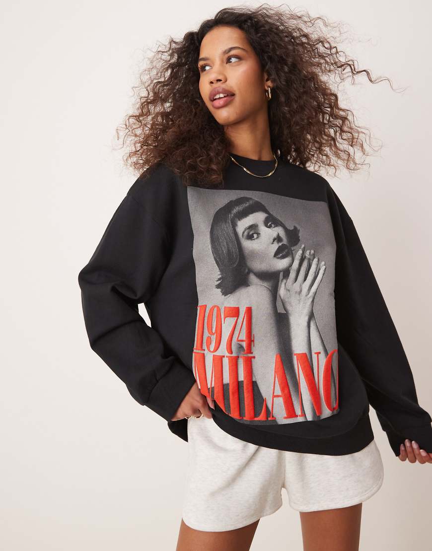 ASOS DESIGN - Oversize-Sweatshirt in Schwarz mit „Milano"-Fotoprint von ASOS Curve