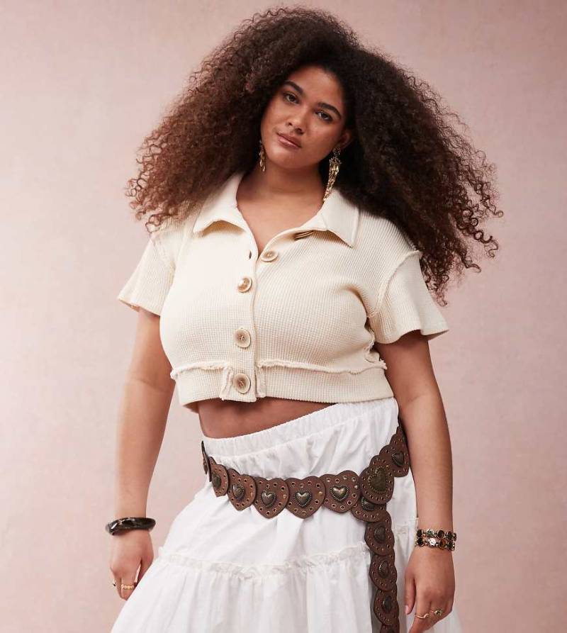 ASOS DESIGN Curve - Taillen- und Hüftgürtel aus braunem Wildlederimitat mit Herzscheiben mit Nietenbesatz von ASOS Curve