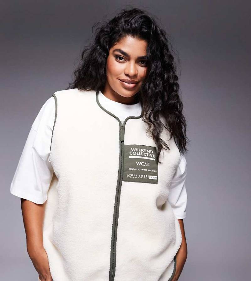 ASOS - Weekend Collective Curve - Teddyfell-Gilet in Creme mit Nylon-Brusttasche und Details in Khaki-Bunt von ASOS Curve