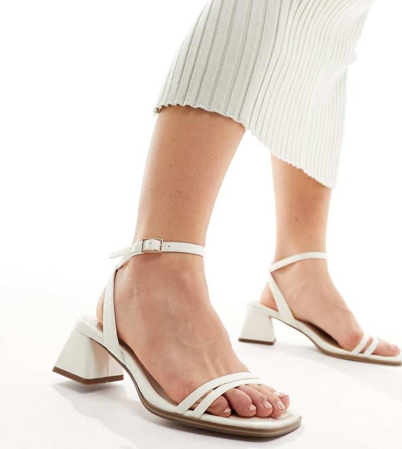 ASOS DESIGN - Honeydew - Sandalen in Elfenbein mit mittelhohem Blockabsatz, weite Passform-Weiß von ASOS DESIGN Wide Fit