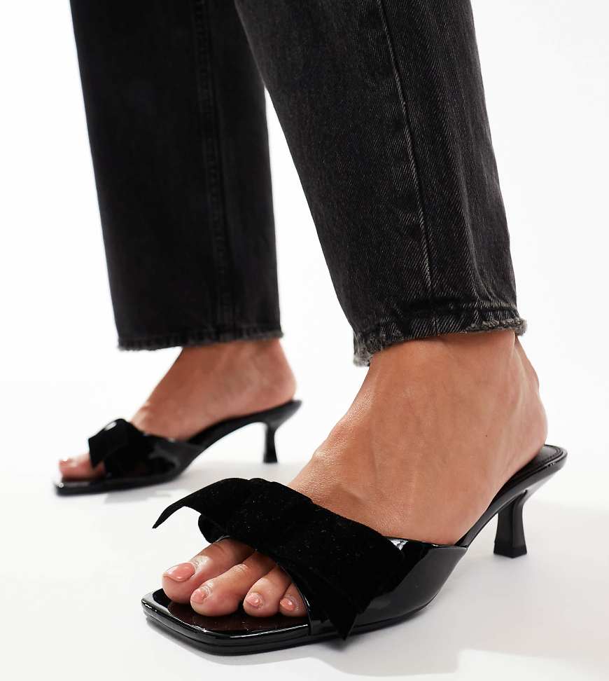 ASOS DESIGN - Hyphen - Mules in Schwarz mit Schleifendetail und mittelhohem Absatz, weite Passform von ASOS DESIGN Wide Fit