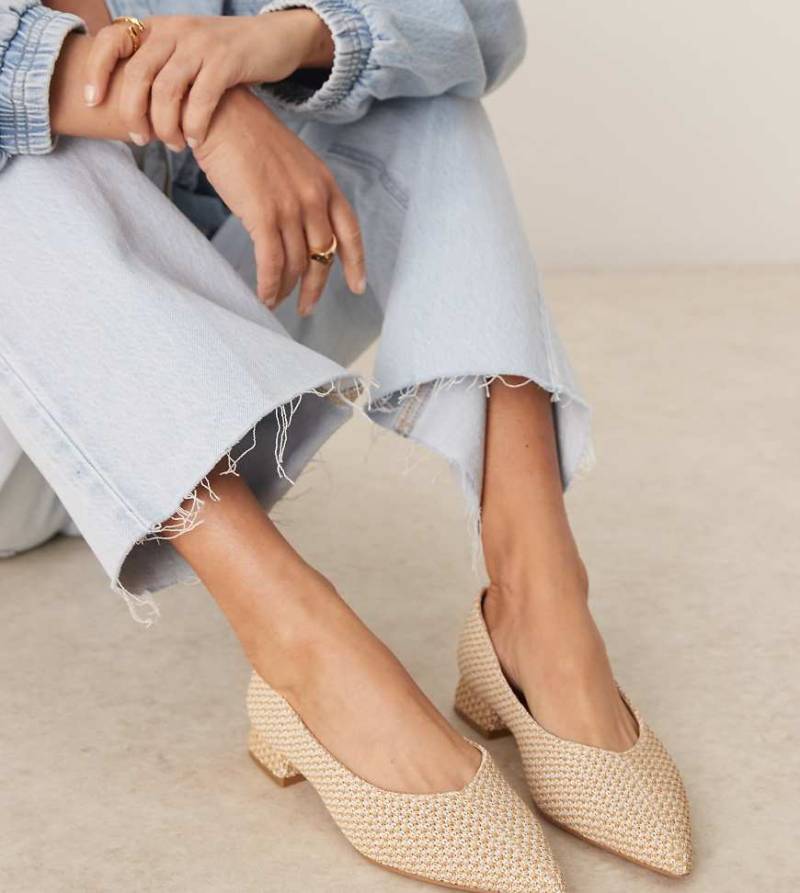 ASOS DESIGN - Lavinia - Spitze Ballerina aus Naturstoff, breite Passform-Neutral von ASOS DESIGN