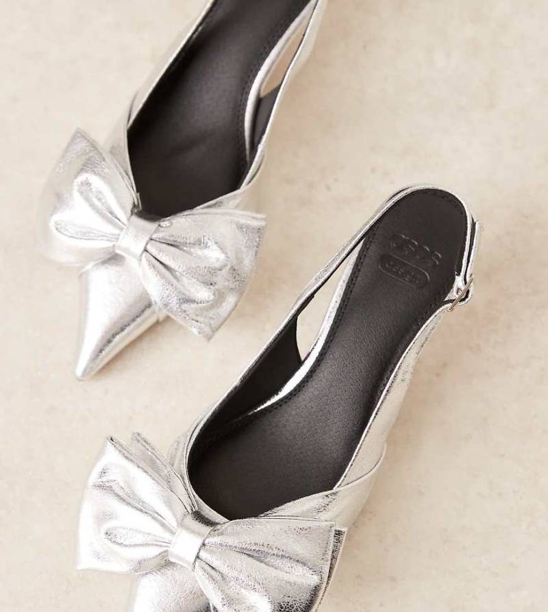 ASOS DESIGN - Secret - Schuhe in Silber mit Fersenriemen, Schleife und Kitten-Absatz, weite Passform ASOS DESIGN - Secret - Schuhe in Silber mit Fersenriemen, Schleife und Kitten-Absatz, weite Passform von ASOS DESIGN Wide Fit