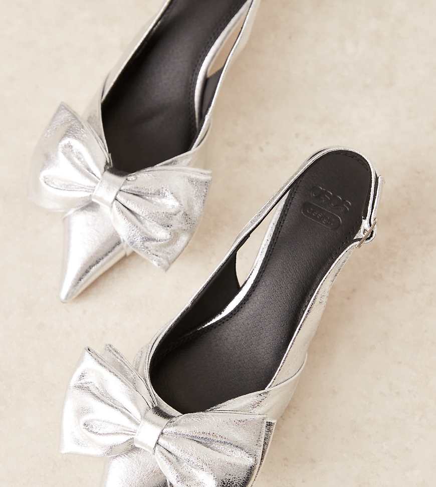 ASOS DESIGN - Secret - Schuhe in Silber mit Fersenriemen, Schleife und Kitten-Absatz, weite Passform ASOS DESIGN - Secret - Schuhe in Silber mit Fersenriemen, Schleife und Kitten-Absatz, weite Passform von ASOS DESIGN Wide Fit