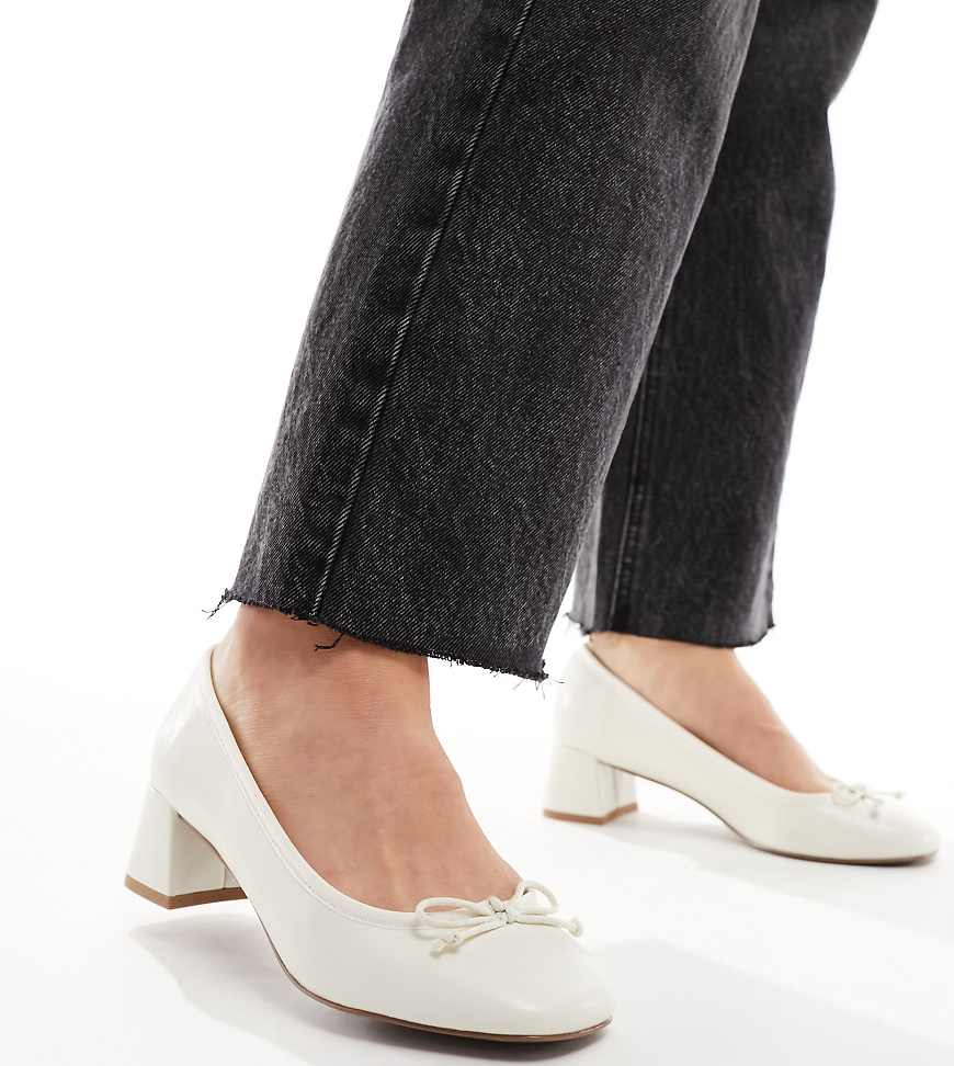 ASOS DESIGN - Steffie - Schuhe in Weiß mit mittelhohem Blockabsatz und Schleifendetail, weite Passform von ASOS DESIGN Wide Fit