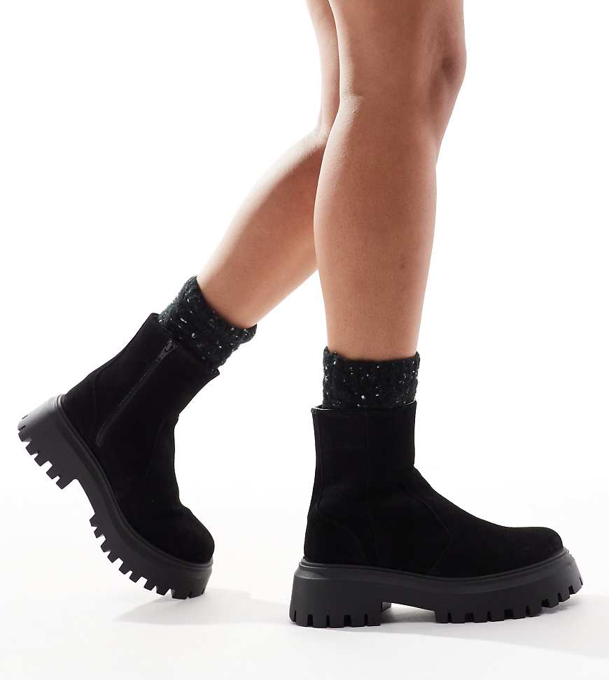 ASOS DESIGN Wide Fit - Antigua - Chelsea-Stiefel aus Wildleder in Schwarz mit Socken-Schaft, weite Passform von ASOS DESIGN Wide Fit