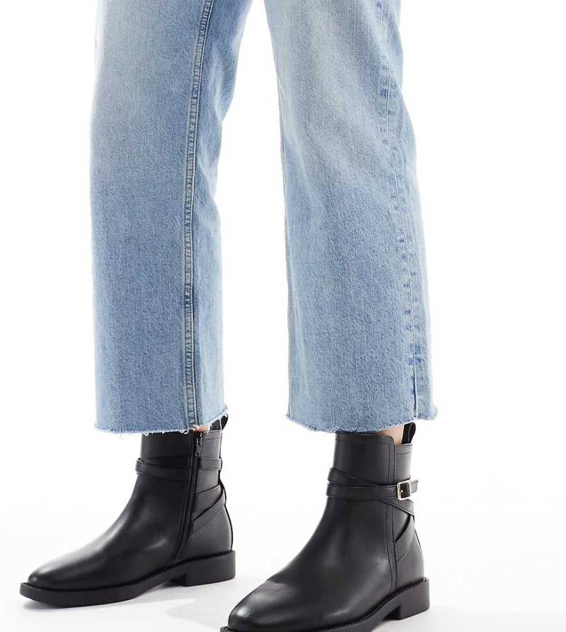 ASOS DESIGN Wide Fit - Aria - Flache Chelsea-Stiefel in Schwarz mit Schnallendetail, weite Passform von ASOS DESIGN Wide Fit