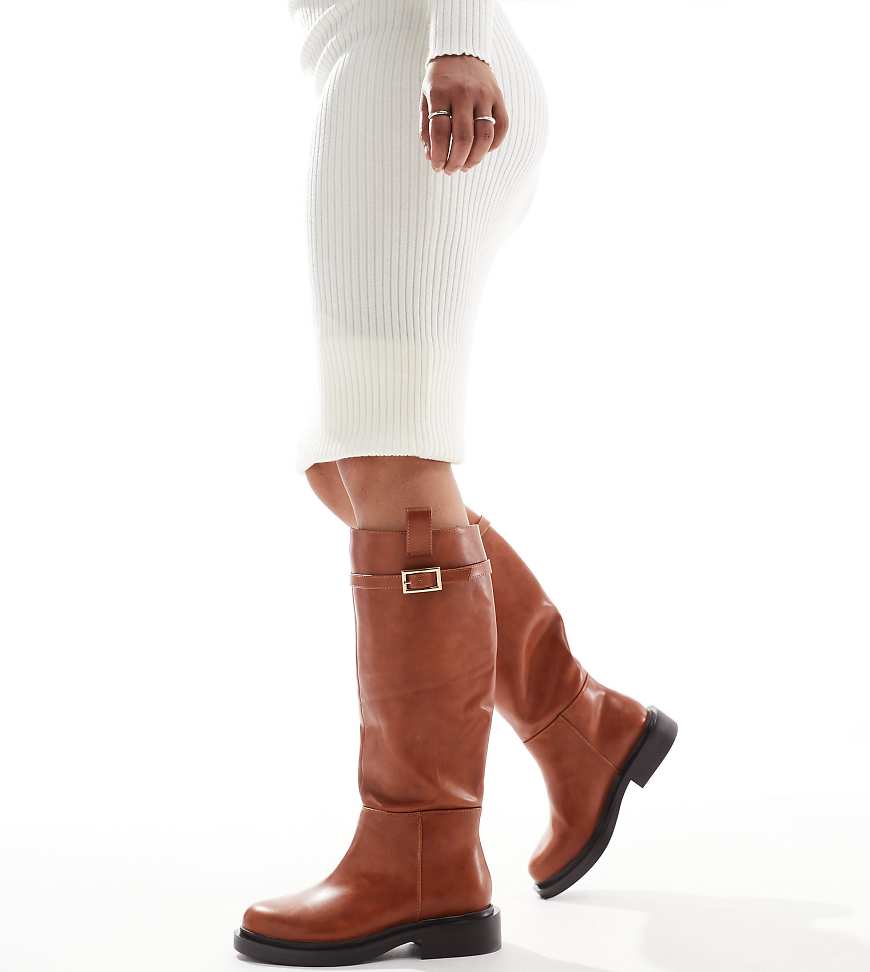 ASOS DESIGN Wide Fit - Callie - Elegante, flache, kniehohe Reitstiefel in Hellbraun, weite Passform von ASOS DESIGN Wide Fit