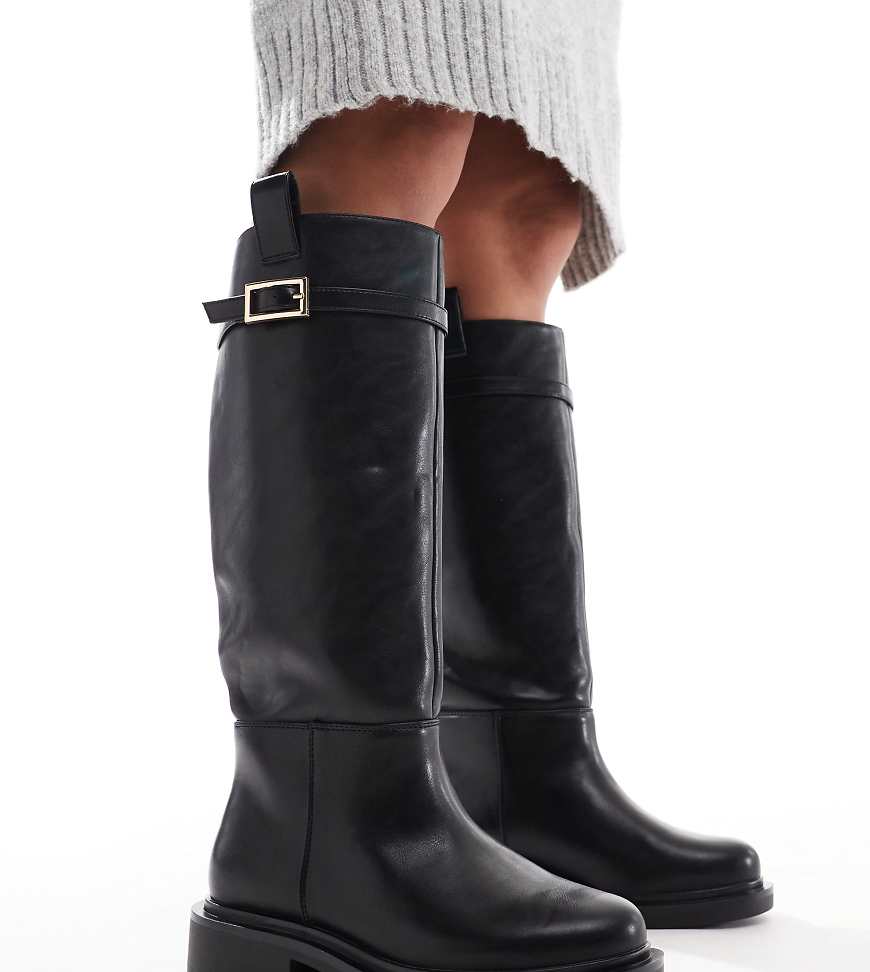 ASOS DESIGN Wide Fit - Callie - Elegante, flache, kniehohe Reitstiefel in Schwarz, weite Passform von ASOS DESIGN Wide Fit