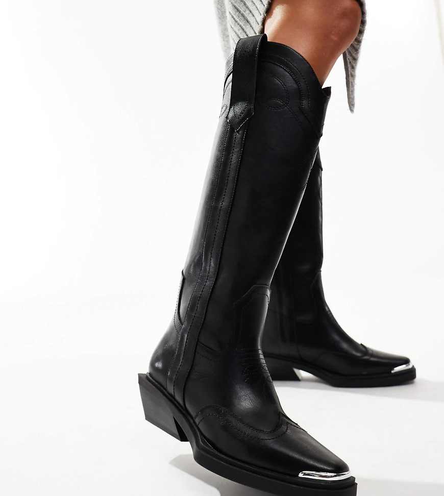 ASOS DESIGN Wide Fit - Celeste - Flache, kniehohe Stiefel im Western-Stil in Schwarz, weite Passform von ASOS DESIGN Wide Fit
