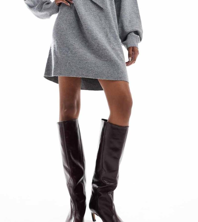 ASOS DESIGN Wide Fit - Cleo - Kniehohe Stiefel aus hochwertigem Leder in Burgunderrot mit Kitten-Absatz von ASOS DESIGN Wide Fit