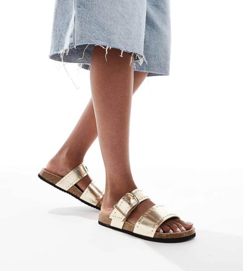 ASOS DESIGN Wide Fit - Fallon - Sandalen in Gold mit Nietenbesatz und Fußbett, weite Passform-Goldfarben von ASOS DESIGN Wide Fit