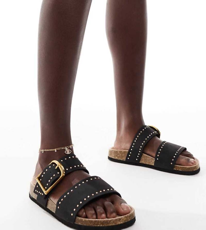 ASOS DESIGN Wide Fit - Fallon - Sandalen in Schwarz mit Nietenbesatz und Fußbett, weite Passform von ASOS DESIGN Wide Fit