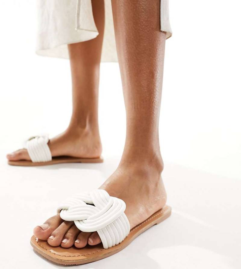 ASOS DESIGN Wide Fit - Fifi - Flache, gewebte Mules-Sandalen in Weiß, weite Passform von ASOS DESIGN Wide Fit
