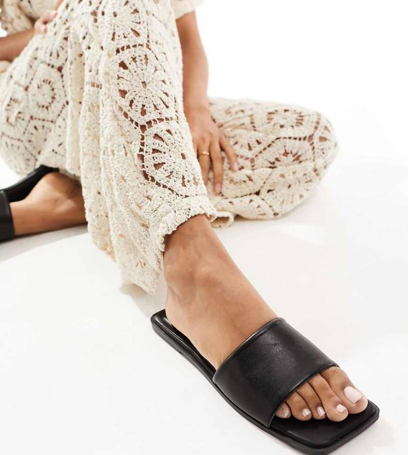 ASOS DESIGN Wide Fit - Fig - Flache Sandalen in Schwarz mit eckiger Zehenpartie, weite Passform von ASOS DESIGN Wide Fit
