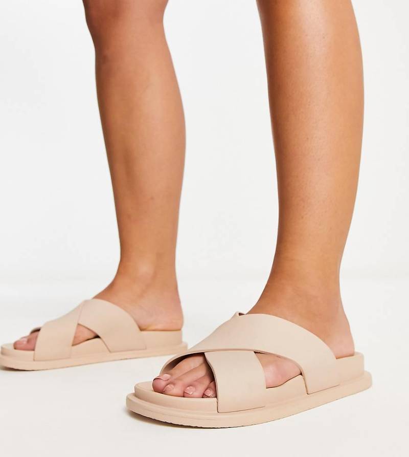 ASOS DESIGN Wide Fit - Fixation - Flache Jelly-Sandalen in Beige mit überkreuzten Riemen-Neutral von ASOS DESIGN Wide Fit