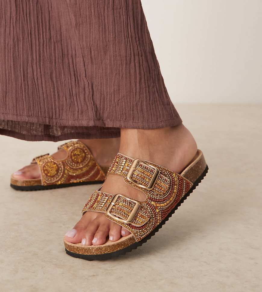 ASOS DESIGN Wide Fit - Flache Sandalen in Bernsteinbraun mit Doppelriemen und Perlen von ASOS DESIGN Wide Fit