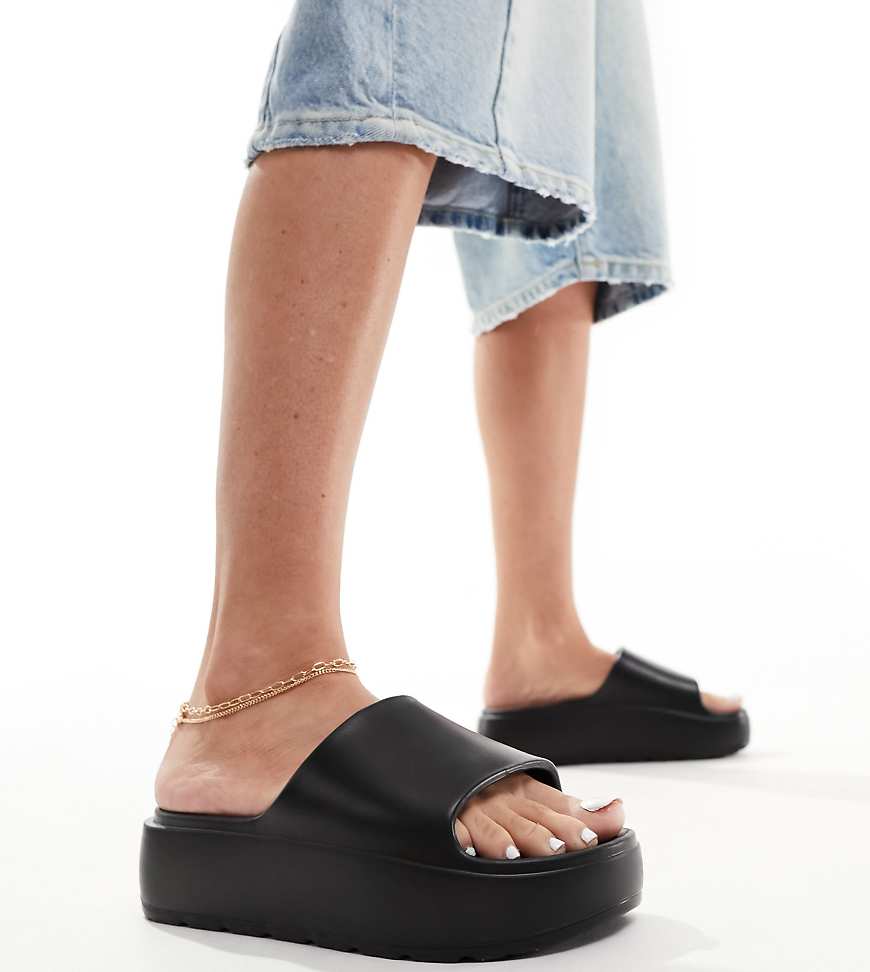 ASOS DESIGN Wide Fit - Freedom - Slider in Schwarz mit flacher, gerillter Plateausohle ASOS DESIGN Wide Fit - Freedom - Slider in Schwarz mit flacher, gerillter Plateausohle von ASOS DESIGN Wide Fit