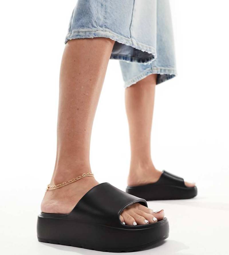 ASOS DESIGN Wide Fit - Freedom - Slider in Schwarz mit flacher, gerillter Plateausohle ASOS DESIGN Wide Fit - Freedom - Slider in Schwarz mit flacher, gerillter Plateausohle von ASOS DESIGN Wide Fit