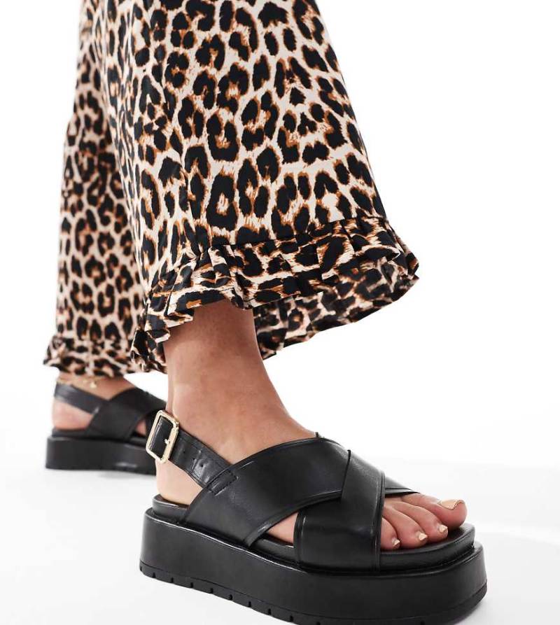 ASOS DESIGN Wide Fit - Frosty - Zweiteilige Sandalen in Schwarz mit dicker Sohle, weite Passform von ASOS DESIGN Wide Fit