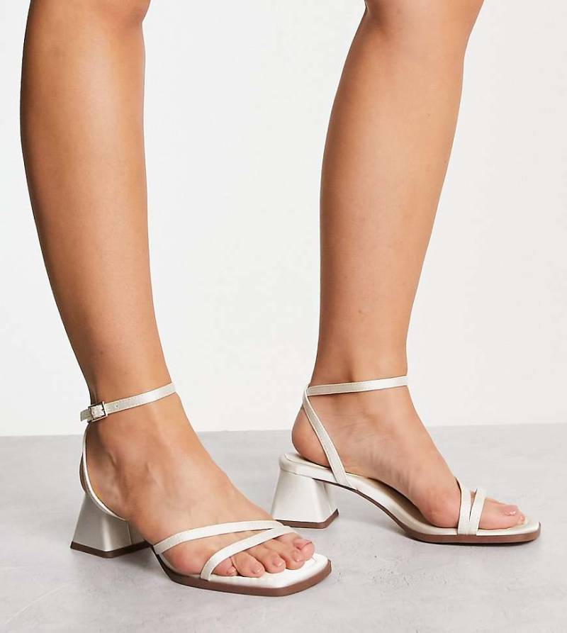 ASOS DESIGN Wide Fit - Hastings - Sandalen in Elfenbein mit mittelhohem Blockabsatz-Weiß von ASOS DESIGN Wide Fit