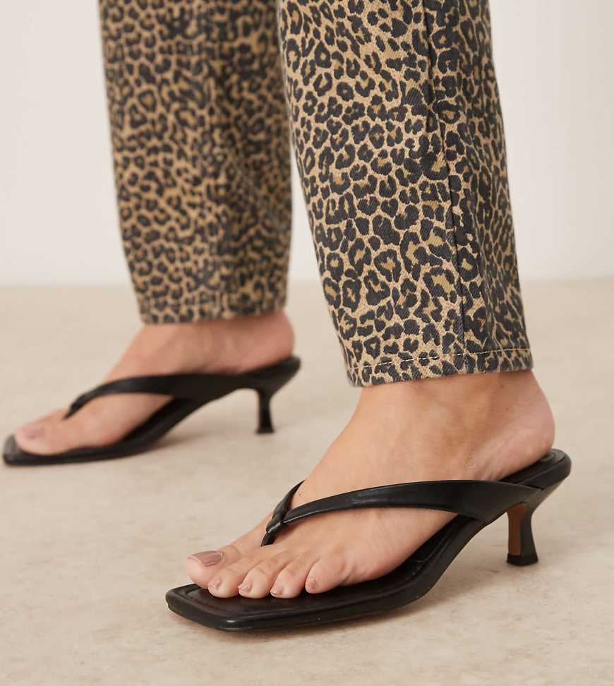 ASOS DESIGN Wide Fit - Hawaii - Sandaletten in Schwarz mit Zehensteg und Kitten-Absatz, weite Passform ASOS DESIGN Wide Fit - Hawaii - Sandaletten in Schwarz mit Zehensteg und Kitten-Absatz, weite Passform von ASOS DESIGN Wide Fit