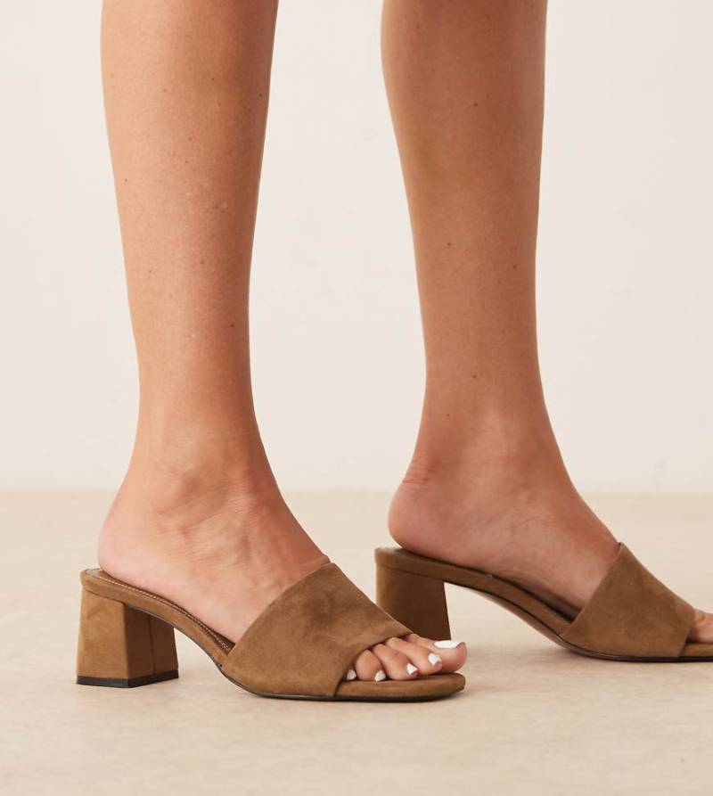 ASOS DESIGN Wide Fit - Honeycomb - Mules aus Wildlederimitat in Taupe mit mittelhohem Absatz, weite Passform-Braun von ASOS DESIGN Wide Fit